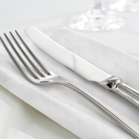 Tork Textured biała serwetka obiadowa, składana w 1/4