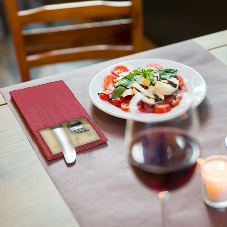 Tork bordowa poszetka na sztućce z kremową serwetką