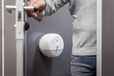 Tork SmartOne® mini dozownik do papieru toaletowego w roli, czarny