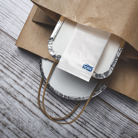 Tork pojedynczo pakowana biała serwetka obiadowa, składana w 1/8