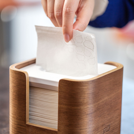 Tork Xpressnap® ekstra miękka biała serwetka dyspenserowa, składana w 1/2